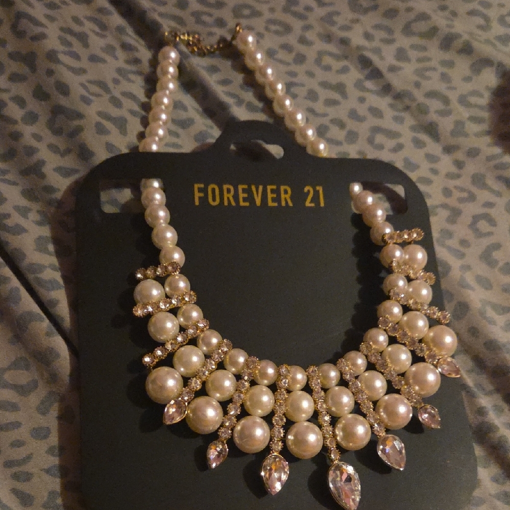 Forever 21 Elegant Pearl and Gold Necklace
